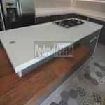 Cozinha em quartzo branco